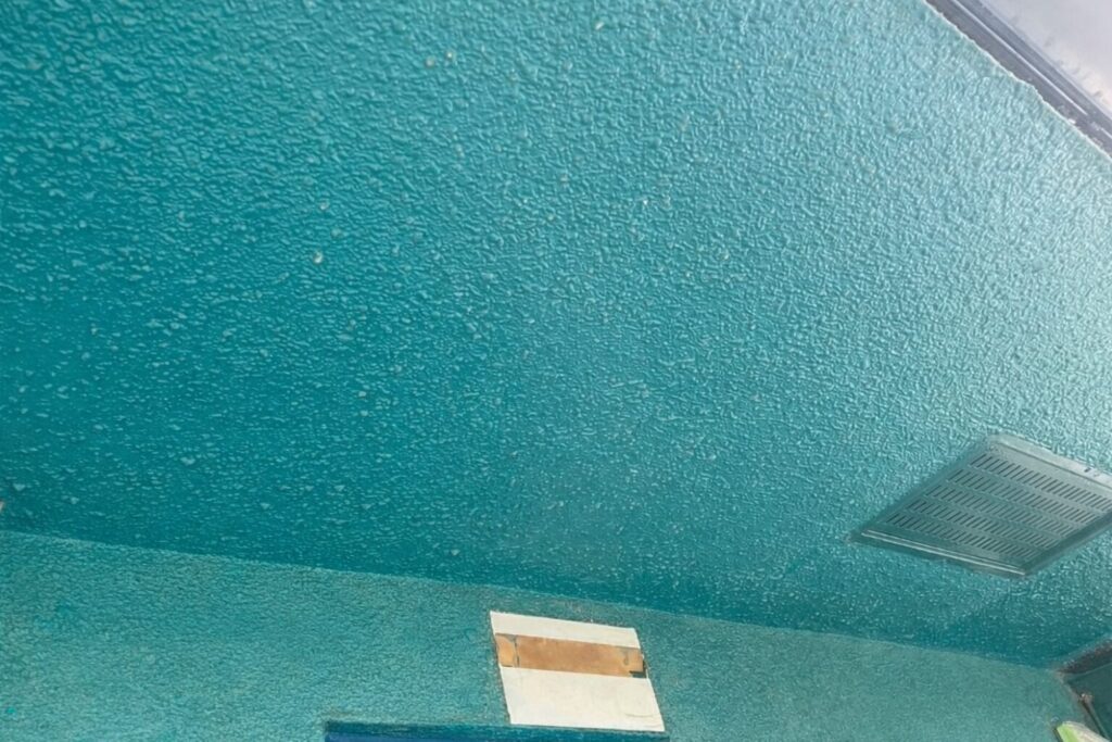 練馬区の集合住宅で塗装前の軒裏天井の状態