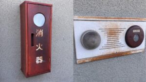 練馬区の集合住宅で塗膜劣化と錆が見られる消火器BOXと火災報知器設備の施工前状態