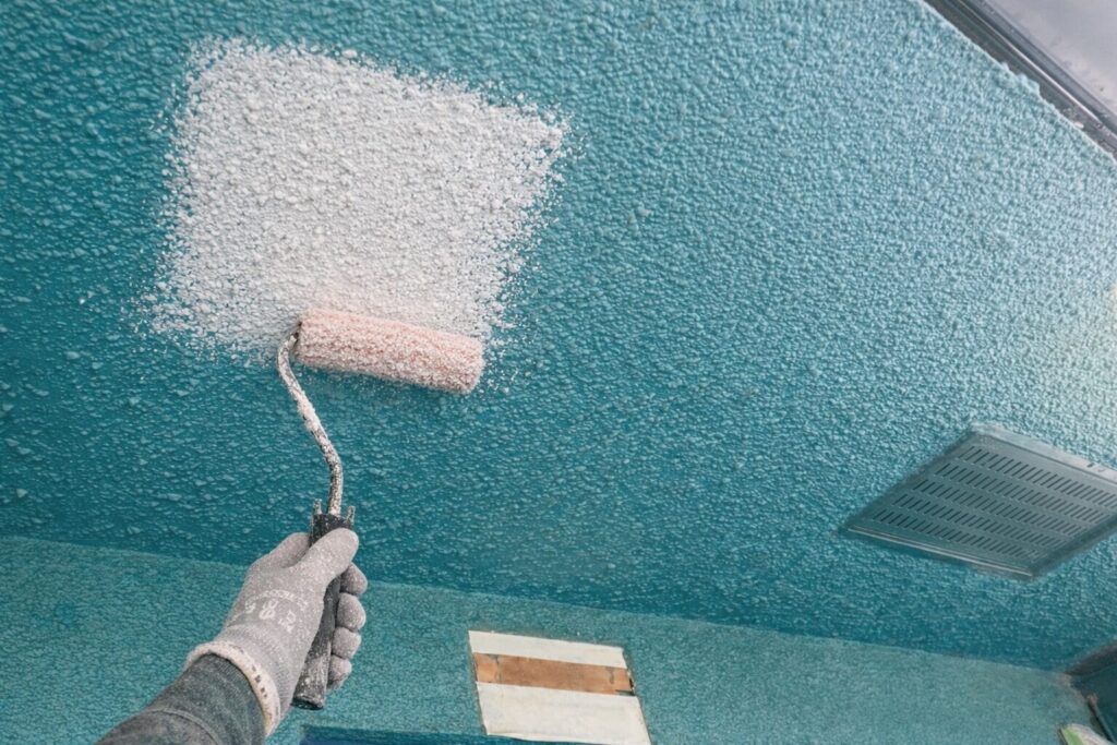 練馬区の集合住宅で軒裏天井にフィラー下塗りを行うローラー塗装