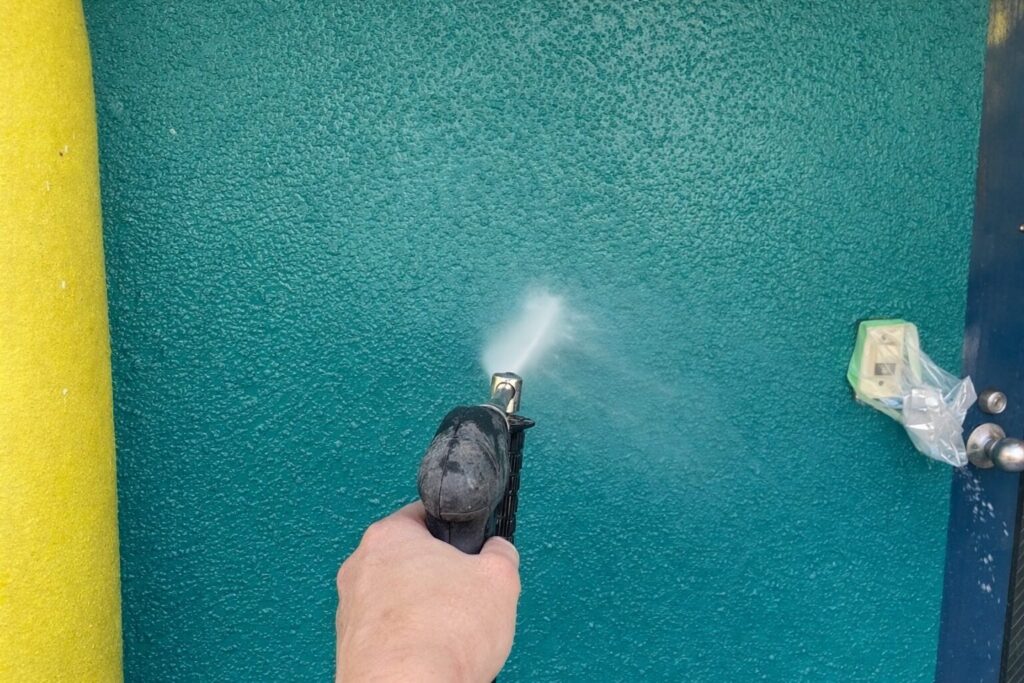 練馬区の集合住宅で外壁塗装前に行う外壁の高圧洗浄作業