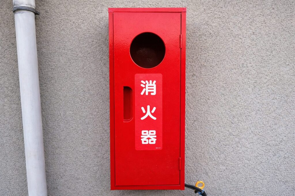 練馬区の集合住宅で消火器BOXの鉄部塗装が完了した施工後の状態